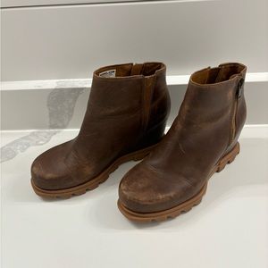 Sorrel size 8.5 wedge boots